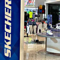 فروشنده در نمایندگی اسکچرز