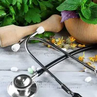 نیازمند پزشک طب سنتی در کلینیک