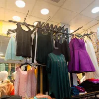 دکور کامل مغازه پوشاک به فروش میرسد