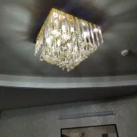 لوستر و شمعدانی ایستاده