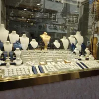 دکور طلا فروشی ویترین طلافروشی،مانکن طلا،جعبه طلا