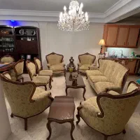 میز و صندلی و لوستر کریستال