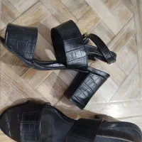 یک جفت کفش ودو عدد صندل سایز همشون 40