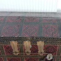 صندوق قدیمی با قفل قدیمی