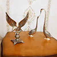 مجسمه و عقاب برنزی