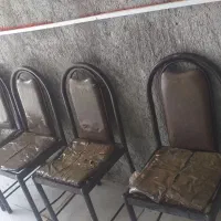 صندلی  تمیز اسکلت سالم فقط نیاز به روکش دارد