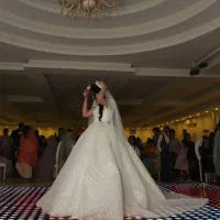 لباس عروس فروشی فقط یک تن پوشیده شده