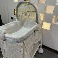 گهواره‌و تخت کنار مادر