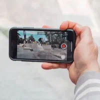 فیلمبرداری با موبایل روی موتور تولید محتوا اینستا