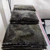 سرخ‌کردن و پاک‌کردن سبزی قورمه در کارگاه خانگی