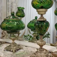 یک جفت شمعدان و شکلات خوری پایه برنز