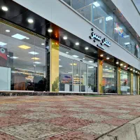 فروشنده خانم در فروشگاه عطر-گوراب زرمیخ