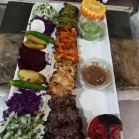 استخدام یک کباب پز مسلط سیخ گرفتن با سیخ پهن