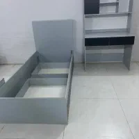 تخت و میز تحریر