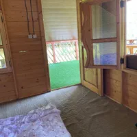 کلبه سوئدی جنگلی راشا|اجارهٔ کوتاه‌مدت ویلا و باغ|زیرآب, |دیوار