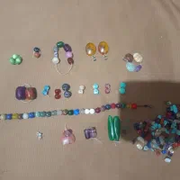 تعدادی مهره سنگی با دوعدد اویز کهربا|جواهرات|سیسخت, |دیوار