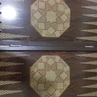 تخته نرد به همراه مهره شطرنج و خودش