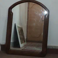 آینه با قاب چوبی