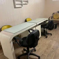 ۳ عدد میز ناخن + ۶ صندلی جکدار + استند لاک