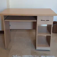 میز کامپیوتر تمیز و سالم