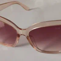 عینک آفتابی نو و کاملا سالم زنانه