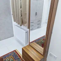 میز ارایش اینه ریلی  هست