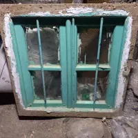 پنجره قدیمی سالم