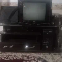 تلوزیون و دستگاه دیجیتال و میز TV