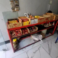 ویترین مغازه و صندلی