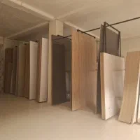 به یک شاگرد نیمه ماهر در کابینت کاری به صورت داعم