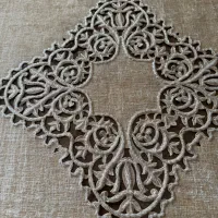 رومیزی های دست‌دوز و ملیله‌دوزی‌شده