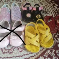 تعدادی کفش بچگانه|کفش و لباس بچه|شیراز, لب آب|دیوار