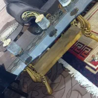 دو عدد عسلی با میز بزرگ وسط کاملا تمیز