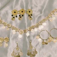 تعدادی بدلیجات وگوشواره وجلوپشتوین وجلوسوخمه