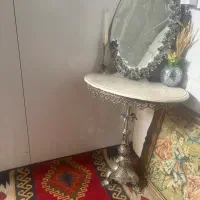 میز برنجی با سنگ‌ مرمر