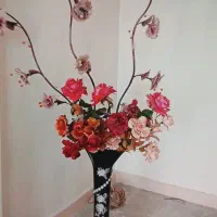 گلدان زیبا با گلهای خارجی