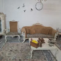 مبل ۷ نفره و ناهارخوری ۸ نفره و دو عدد ویترین