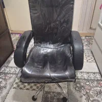 صندلی چرخدار کار کرده وتمیز با بدنه کاور شده