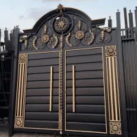 درب خونه و باغچه و درب حال وپنجره