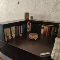 میز کنار مبلی شیک و صندوق دار قهوه‌ای، سالم و تمیز