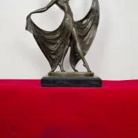 مجسمه دختر دامن بدست hong برنزی