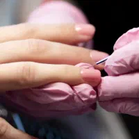 خدمات تخصصی کاشت ناخن