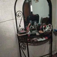 آینه آرایشی.گل و گلدان مصنوعی‌.چراغ مطالعه