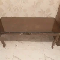 میز چوبی همراه شیشه روی ان
