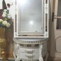 آینه با میزش به فروش می‌رسد