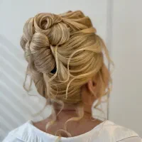 آموزش وخدمات تخصصی میکاپ وشنیون