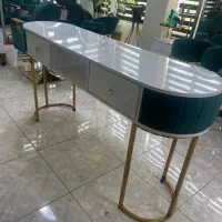 پاف چرمی و میز ناخن