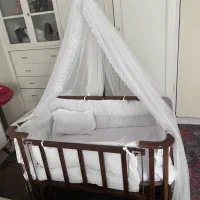 تخت و گهواره کنار مادر