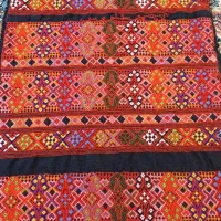 زی استین پر طاووس