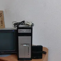 یک عدد کیس کامپیوتر به همراه مانیتور